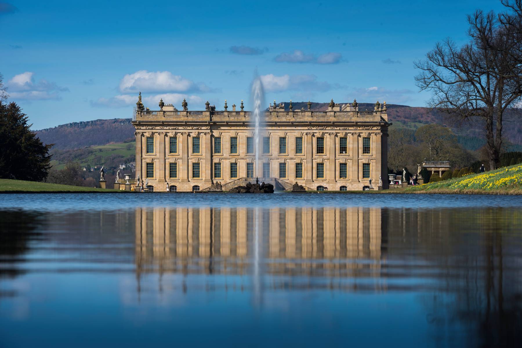 Looking at the front of Chatsworth House and the fountain in its lake