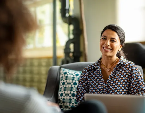 2 women in a meeting