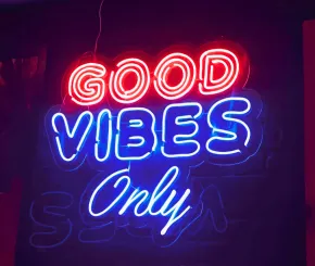 Picture of light up neon sign saying 'good vibes only'